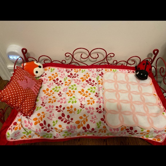 Doll bed with spinning tower - Picture 2 of 5